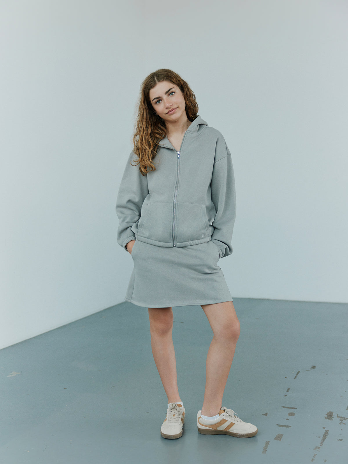 Sofie Schnoor YOUNG SIMARASY HÆTTETRØJE Hættetrøje 8052 Stone Grey